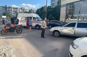 У Житомирі легковик не пропустив мотоцикл, водія двоколісника та його пасажирку госпіталізували до дитячої лікарні