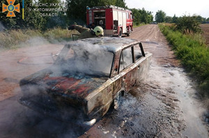 У Житомирській області на ходу загорівся ВАЗ, очевидці викликали рятувальників. ФОТО