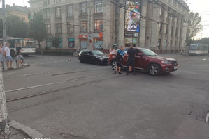 На перехресті у Житомирі зіткнулись два автомобілі та заблокували рух трамваїв