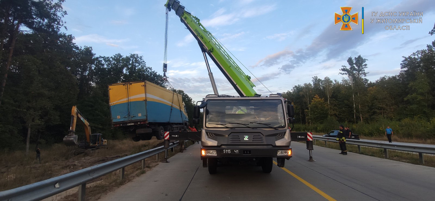 На об’їзній поблизу Житомира рятувальники автокраном піднімали вантажівку з кювету: фури перенаправляли через місто Фото 3