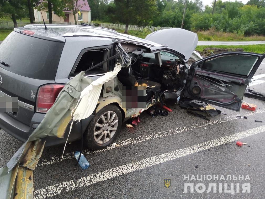 На трасі в Житомирському районі Opel напоровся на колесовідбійник: травмувалися двоє пасажирів