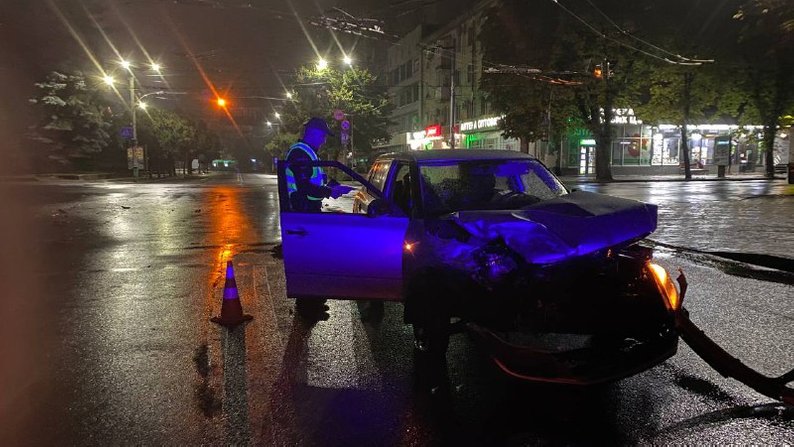 На світанку в центрі Житомира зіткнулися Skoda та Chevrolet, один з водіїв травмувався. ВІДЕО Изображение 2