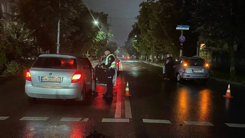 На світанку в центрі Житомира зіткнулися Skoda та Chevrolet, один з водіїв травмувався. ВІДЕО Фото 3