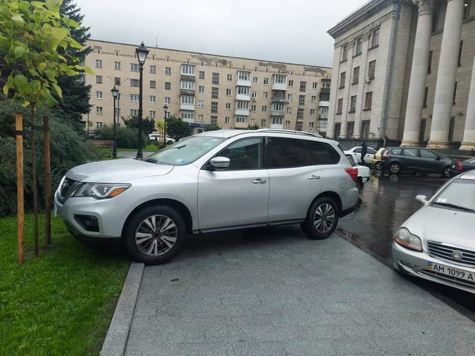 У новому сквері на майдані Соборному у Житомирі припаркували Nissan на тротуарі та газоні: автомобіль евакуювали. ФОТО