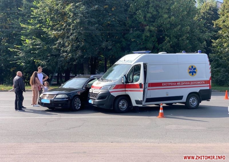 На проспекті Миру в Житомирі зіткнулися «швидка» і Volkswagen: загинула людина, яку везли спецавтомобілем Изображение 2