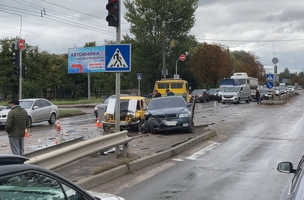 На проспекті Незалежності у Житомирі Skoda не розминулась з ВАЗ, від удару один автомобіль відлетів на острівець безпеки