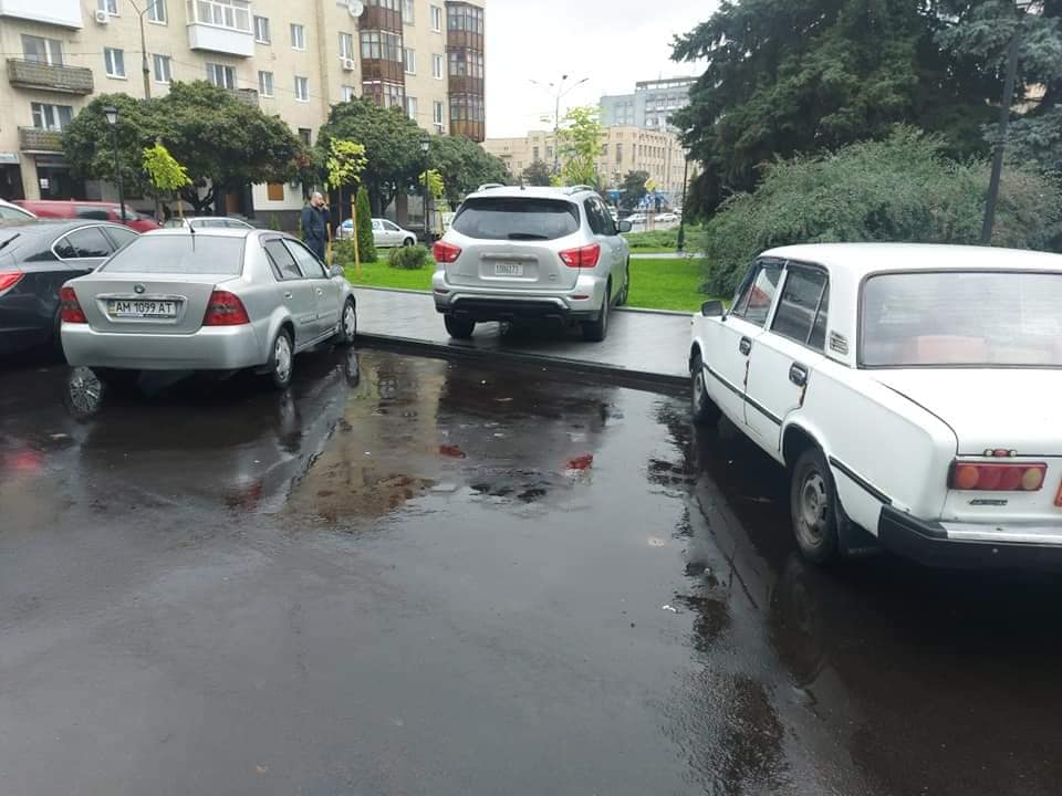 У новому сквері на майдані Соборному у Житомирі припаркували Nissan на тротуарі та газоні: автомобіль евакуювали. ФОТО Изображение 4