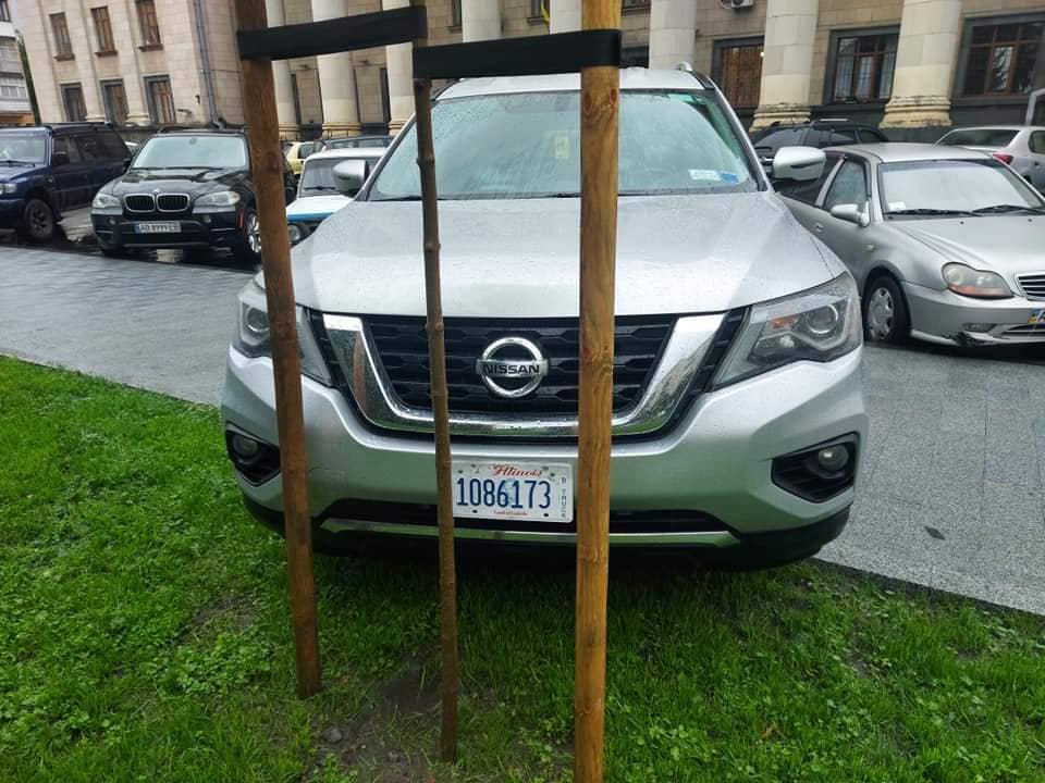 У новому сквері на майдані Соборному у Житомирі припаркували Nissan на тротуарі та газоні: автомобіль евакуювали. ФОТО Фото 3