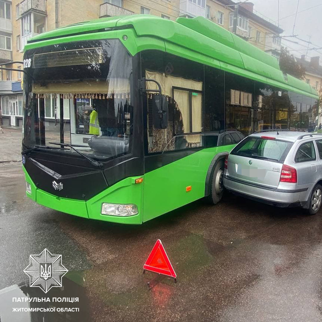У центрі Житомира тролейбус зіткнувся з легковиком. ФОТО Изображение 2