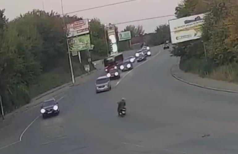 Лихач на мотоциклі влаштував ДТП у Житомирі: момент аварії потрапив на відео