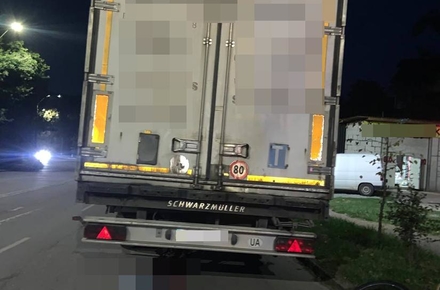 На Троянівській у Житомирі 17-річний велосипедист в’їхав у припарковану вантажівку: хлопець загинув