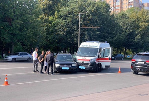 На проспекті Миру в Житомирі зіткнулися «швидка» і Volkswagen: загинула людина, яку везли спецавтомобілем