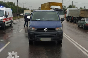 У Житомирі на Покровській Volkswagen збив пішохода: чоловіка забрала «швидка»