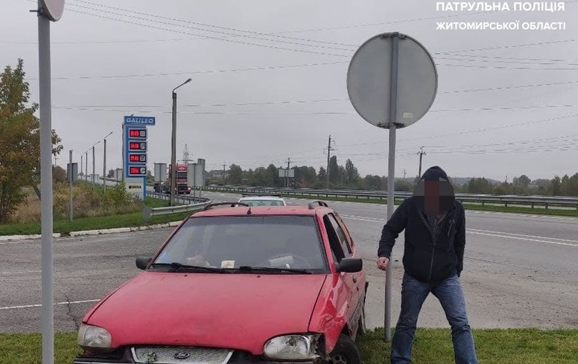 На трасі Київ-Чоп у Житомирській області Ford в’їхав у дорожній знак: водій був в стані наркотичного сп’яніння