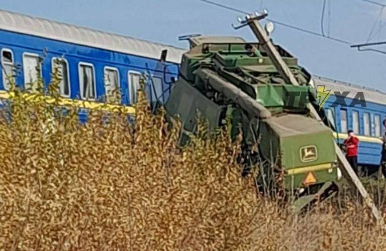 На Житомирщині комбайн врізався в пасажирський поїзд: фото з місця пригоди