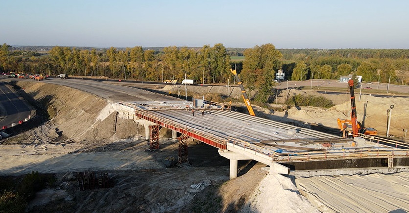 Поблизу Бердичева продовжують будувати транспортну розв’язку: зводять шляхопровід та облаштовують в’їзди