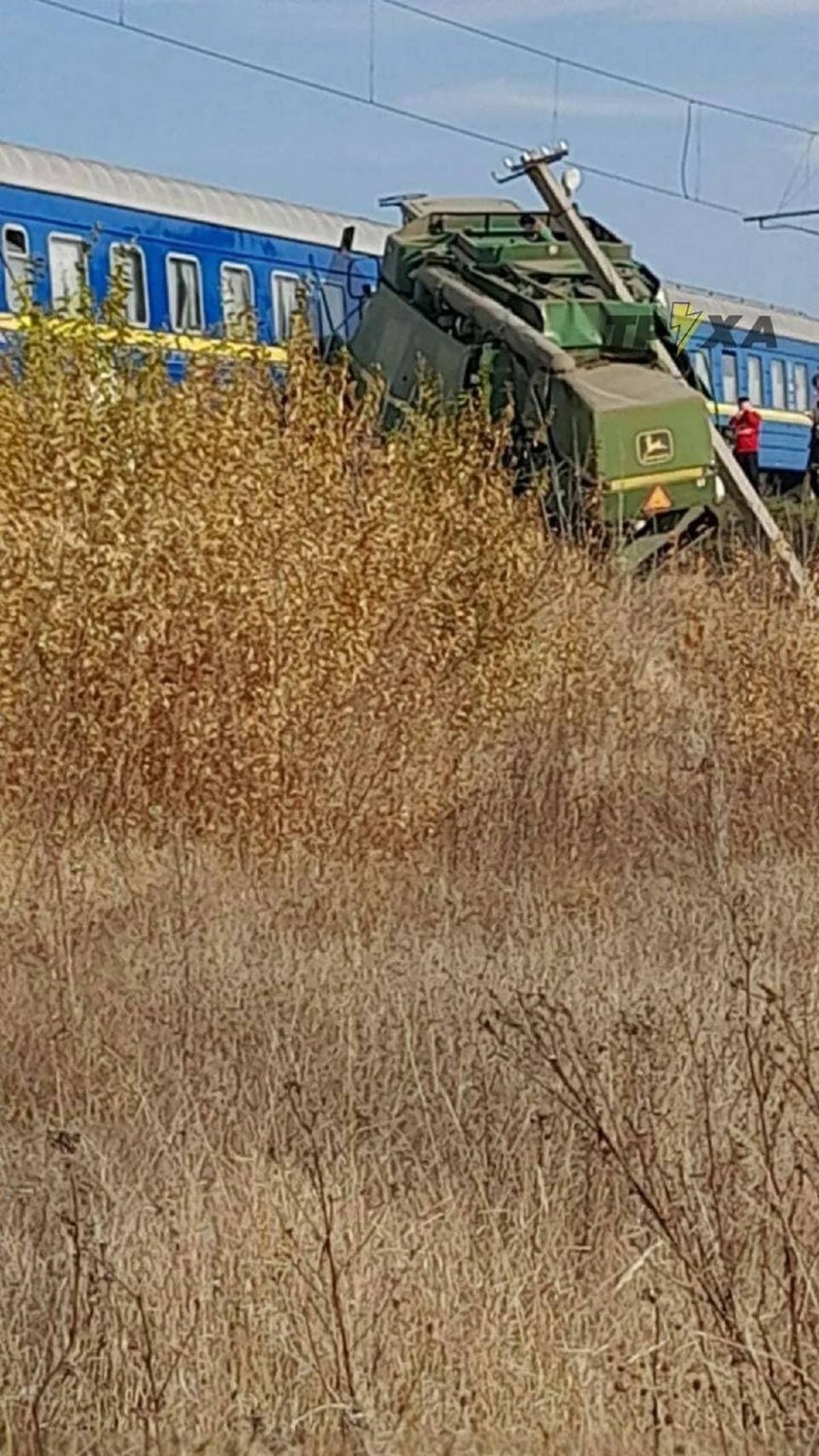 На Житомирщині комбайн врізався в пасажирський поїзд: фото з місця пригоди Изображение 2