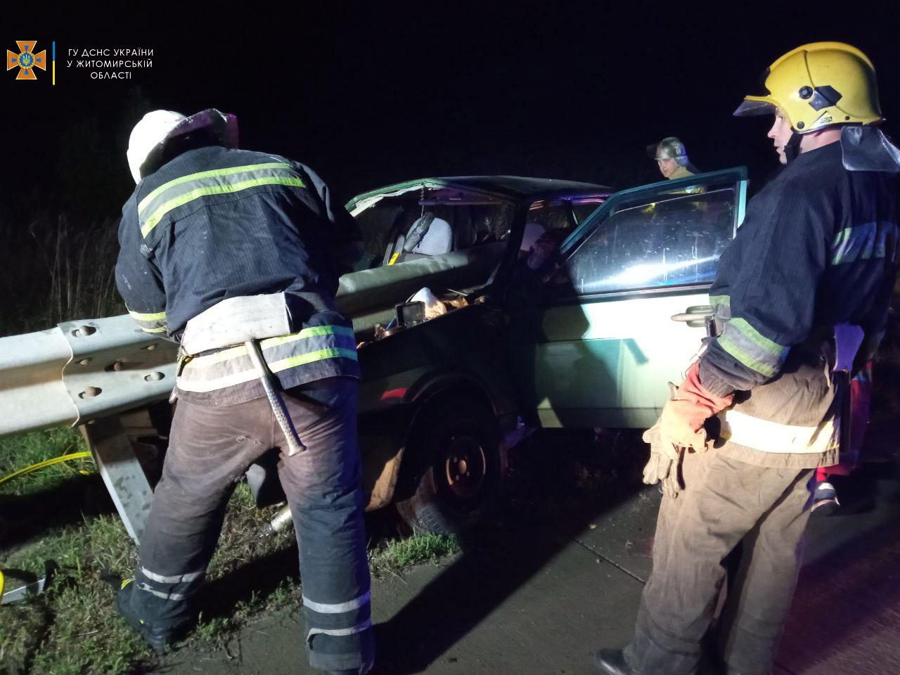 На автодорозі в Житомирській області ВАЗ врізався у відбійник: конструкція прошила автівку посередині