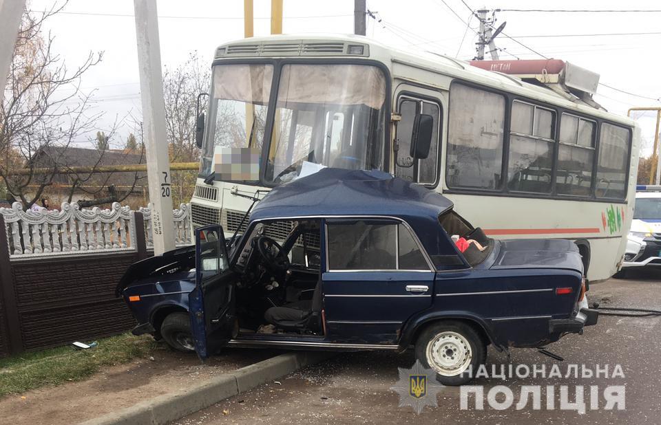 У Коростені ВАЗ зіткнувся з автобусом: водій легковика з травмами в лікарні Фото 1