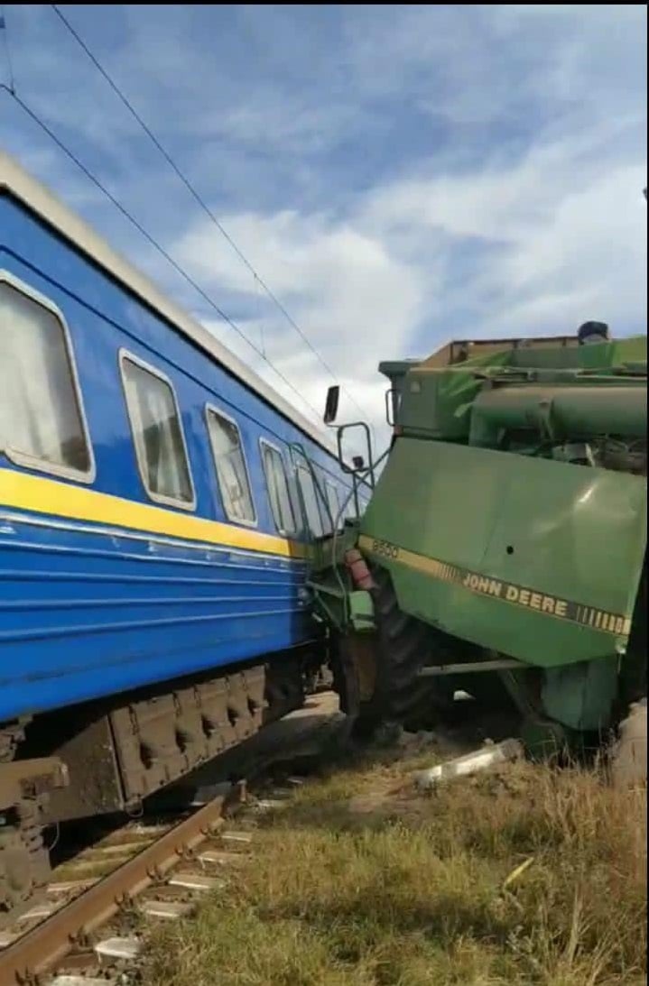 На Житомирщині комбайн врізався в пасажирський поїзд: фото з місця пригоди Фото 3