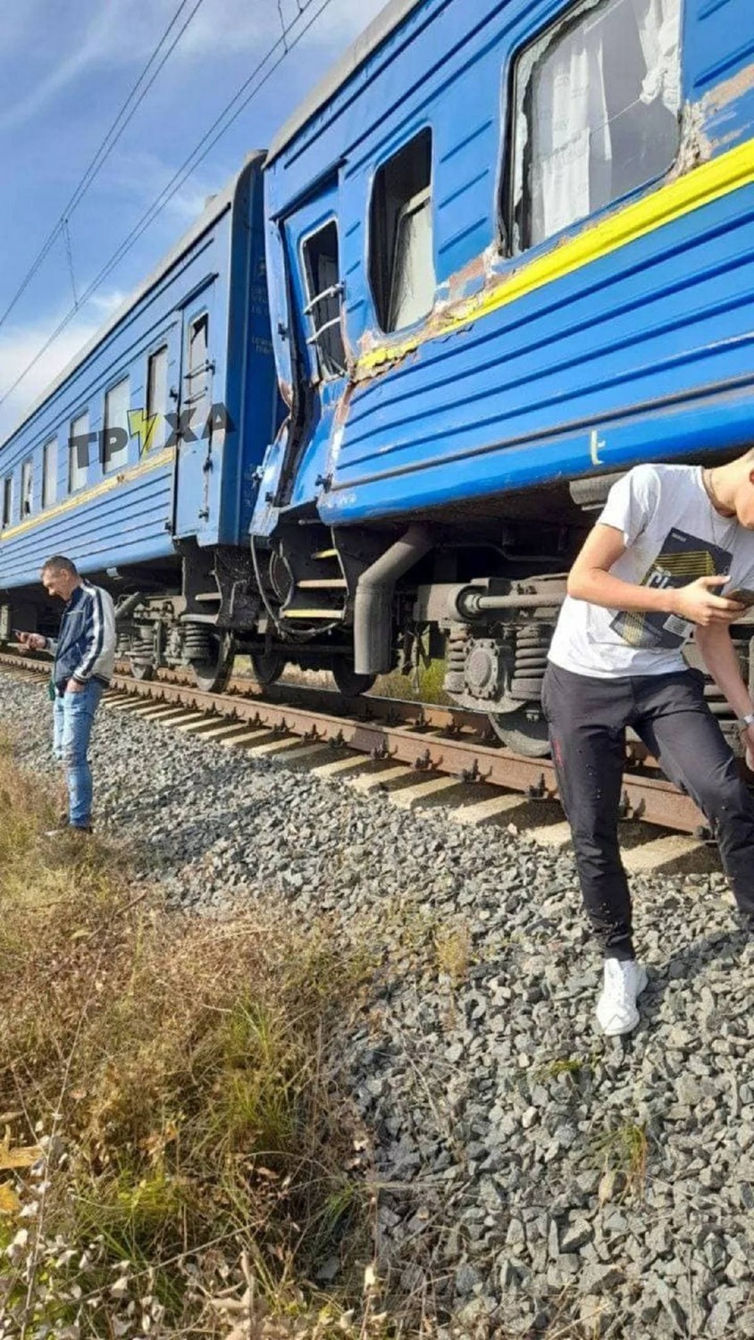 На Житомирщині комбайн врізався в пасажирський поїзд: фото з місця пригоди Изображение 4