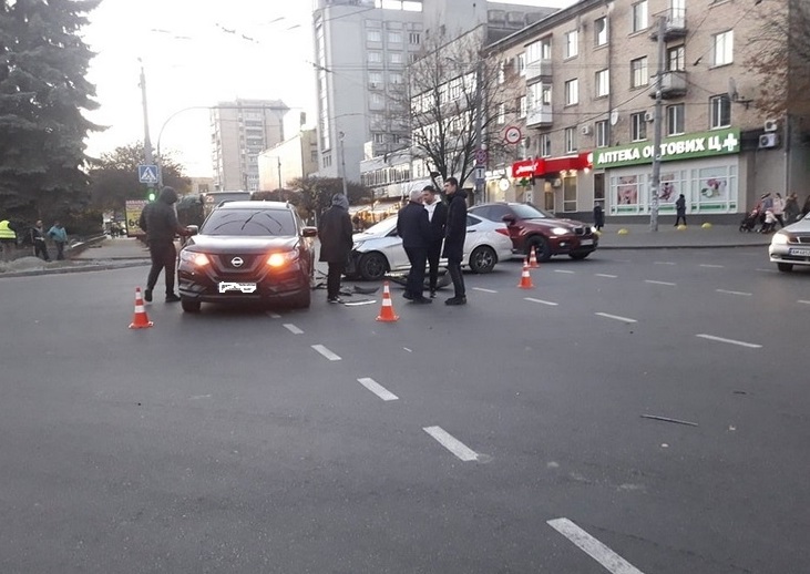 На перехресті в центрі Житомирі зіткнулись Nissan та Hyundai. ФОТО Изображение 2