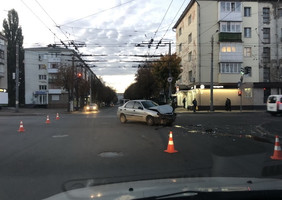 На перехресті в центрі Житомира після зіткнення з легковиком перевернувся мікроавтобус
