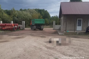 У селі Житомирської області КамАЗ виїжджав з тракторного парку і переїхав працівника господарства: чоловік загинув