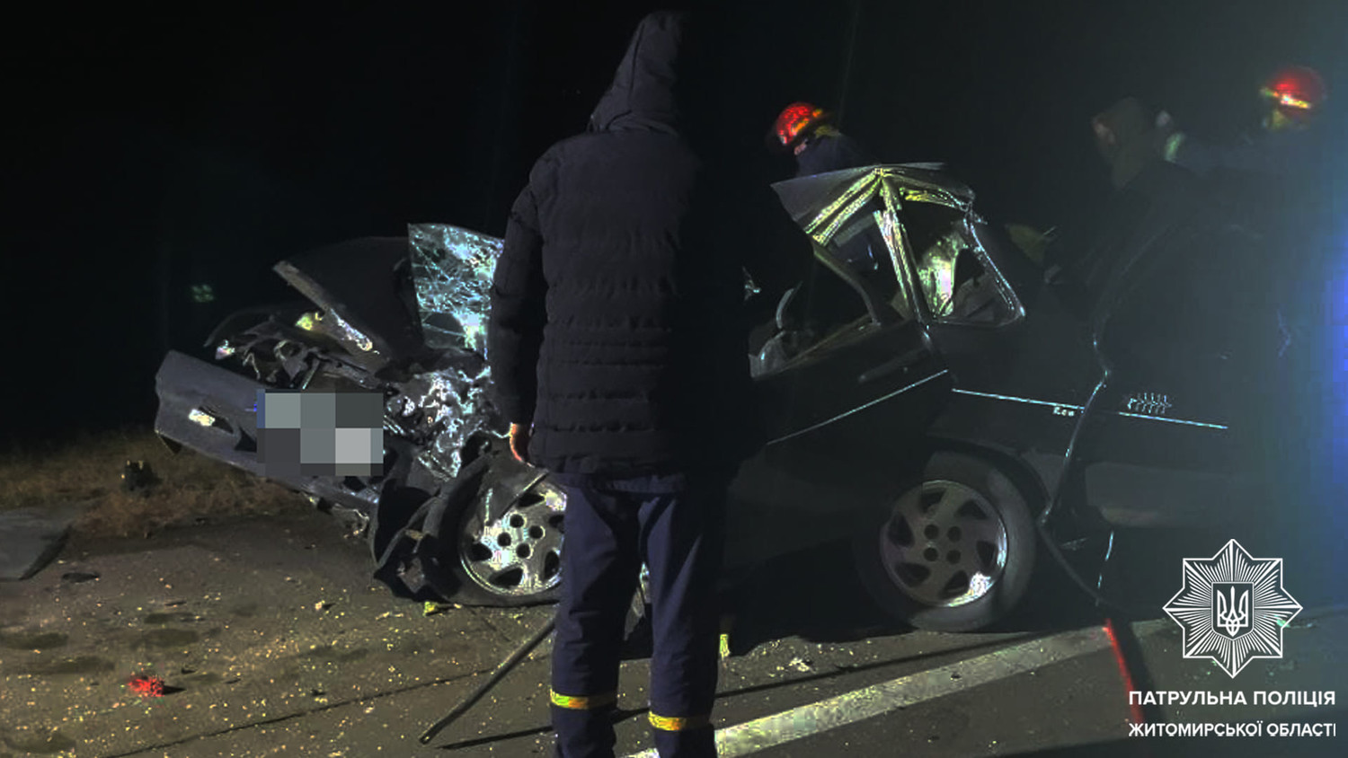 На трасі у Житомирській області ВАЗ виїхав на зустрічну смугу та зіткнувся з трактором: водій легковика загинув, пасажира госпіталізували Фото 1