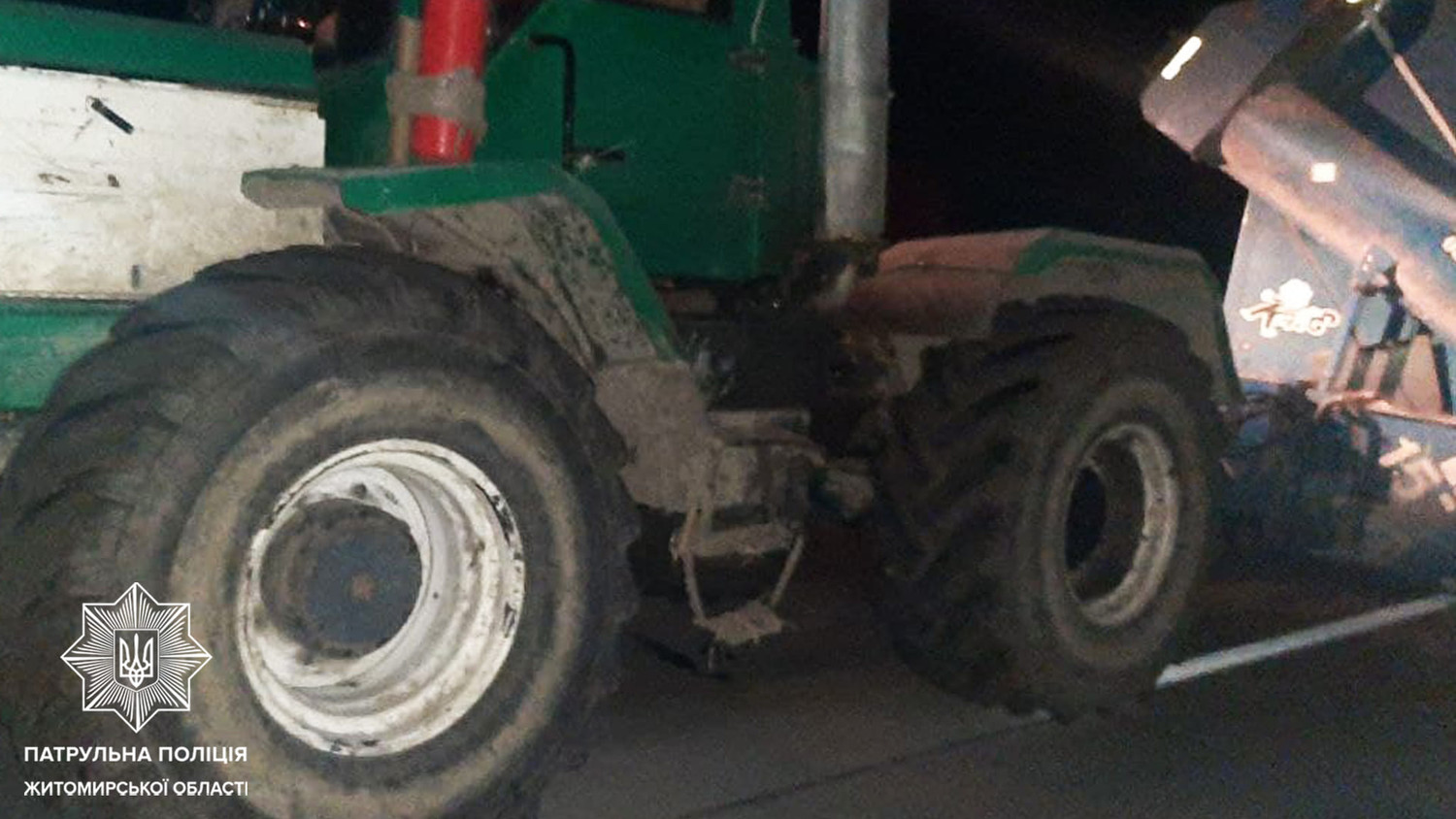 На трасі у Житомирській області ВАЗ виїхав на зустрічну смугу та зіткнувся з трактором: водій легковика загинув, пасажира госпіталізували Фото 3