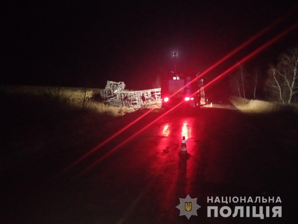 На Житомирщині перекинулася вантажівка: водія госпіталізували Изображение 2