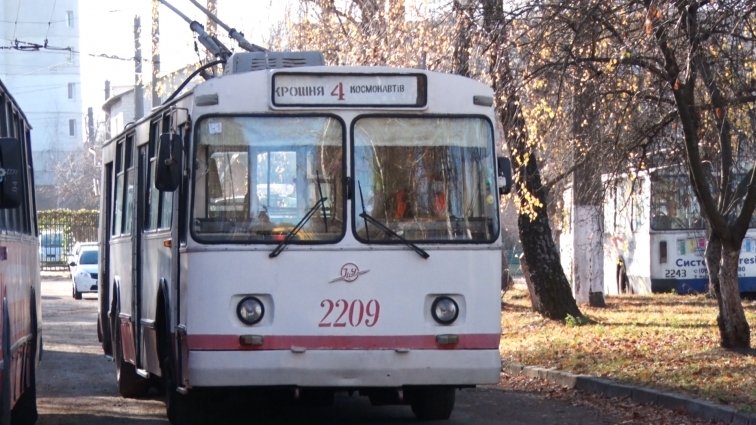 Найстаріший діючий тролейбус України досі возить житомирян, — ВІДЕО