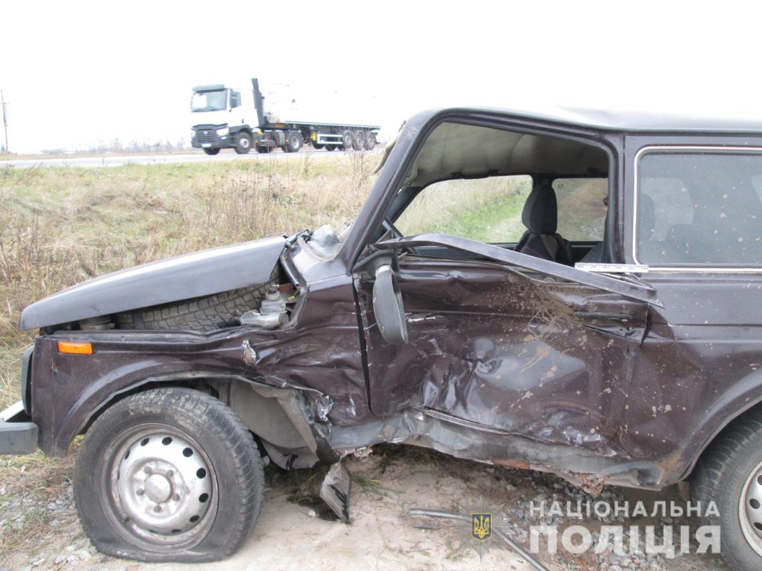 На перехресті поблизу Бердичева Volkswagen в'їхав у Ниву: двоє людей отримали травми. ФОТО Фото 1