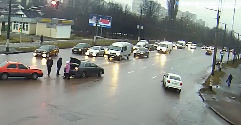 Камери відеоспостереження зафіксували дві ДТП на перехресті у Житомирі: зіткнулись два легковики і таксі збило пішохода