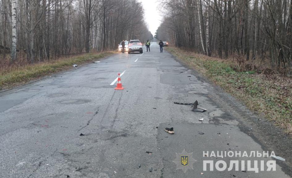 На трасі у Житомирській області кросовер зачепив зустрічну фуру та збив 17-річного пішохода, хлопець загинув. ФОТО Фото 3