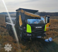 На трасі в Житомирській області вантажівка в’їхала в причіп трактора: водія госпіталізували