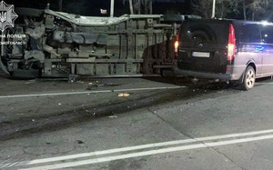 На Богунії в Житомирі від удару з Mercedes перекинувся Renault. ФОТО