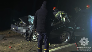 На трасі у Житомирській області ВАЗ виїхав на зустрічну смугу та зіткнувся з трактором: водій легковика загинув, пасажира госпіталізували