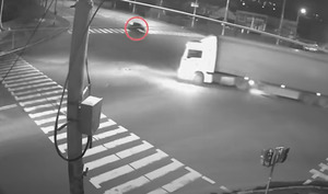 Камери зафіксували, як на перехресті у Житомирі від удару з вантажівкою у Chevrolet відлетіло колесо