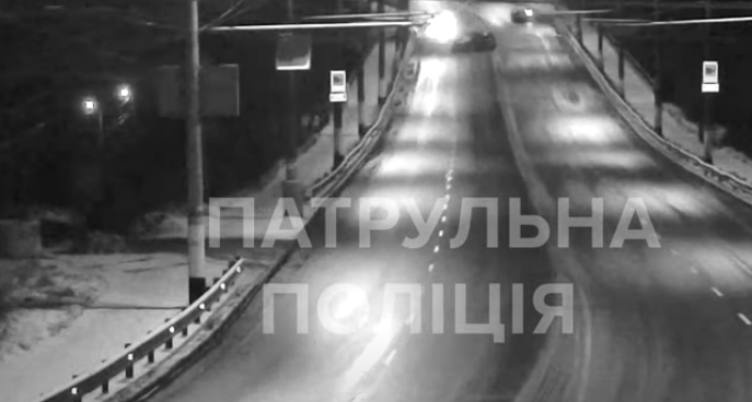 Відеокамери зафіксували, як на Чуднівському мосту в Житомирі автомобіль врізався у відбійник, водій виявився нетверезим