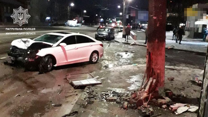 На проспекті Миру в Житомирі зіткнулися Audi та Renault, серед травмованих – 11-річна дитина. ФОТО Фото 1