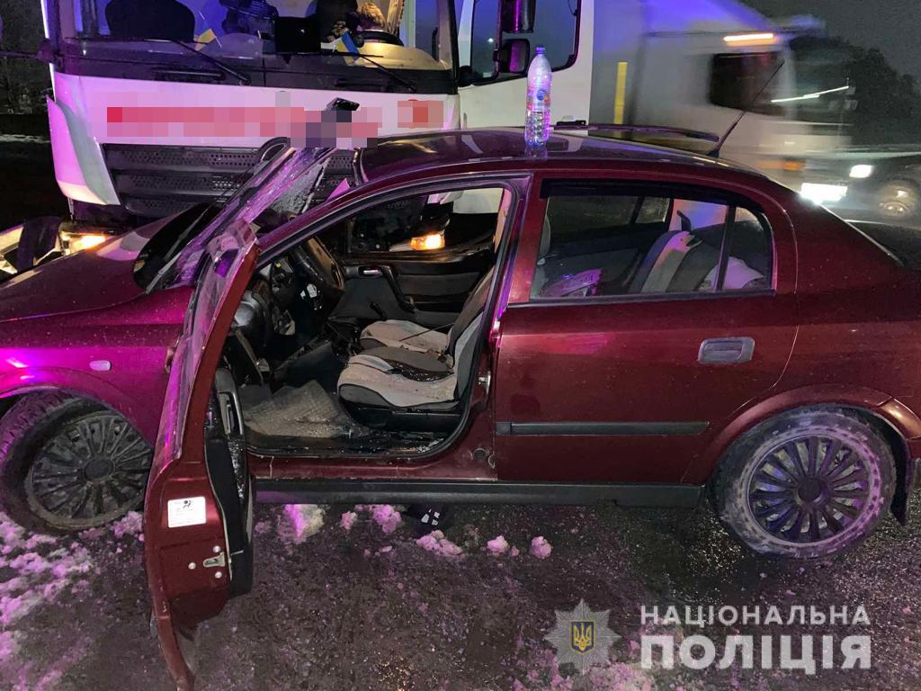 У Новограді-Волинському вантажівка в’їхала у легковик, один водій з травмами потрапив до медзакладу Изображение 2