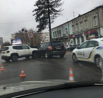 У районі Музикалки у Житомирі зіткнулися два позашляховики, утворився затор