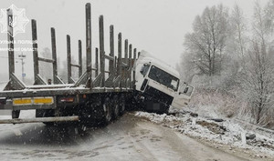 ​На засніженій трасі у Житомирській області вантажівка протаранила колесовідбійник