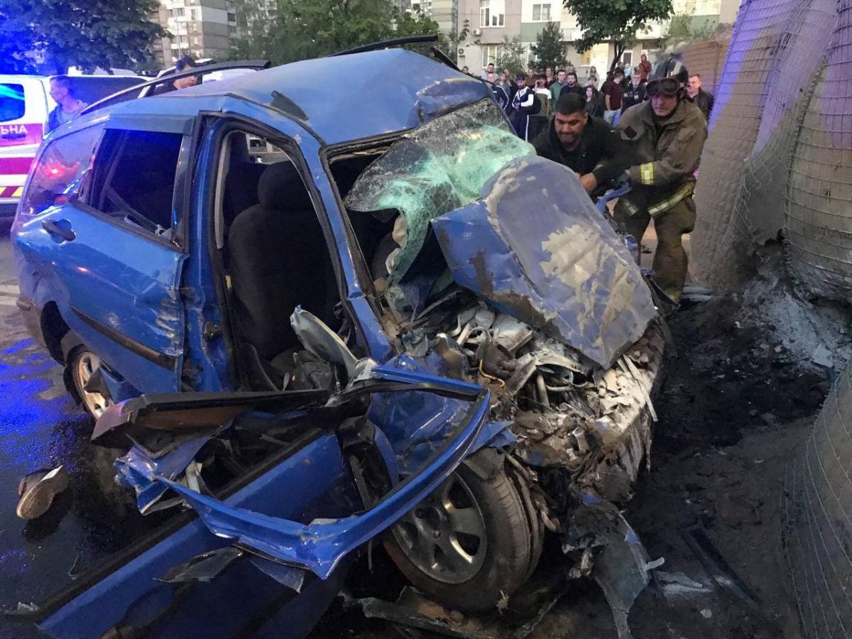 На Троещине в Киеве авто на скорости влетело в блокпост. Водитель и пассажир погибли ВИДЕО