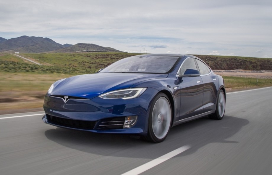 Чому автомобілі Tesla стають дешевшими в Україні?
