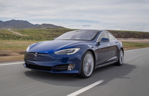 Чому автомобілі Tesla стають дешевшими в Україні?