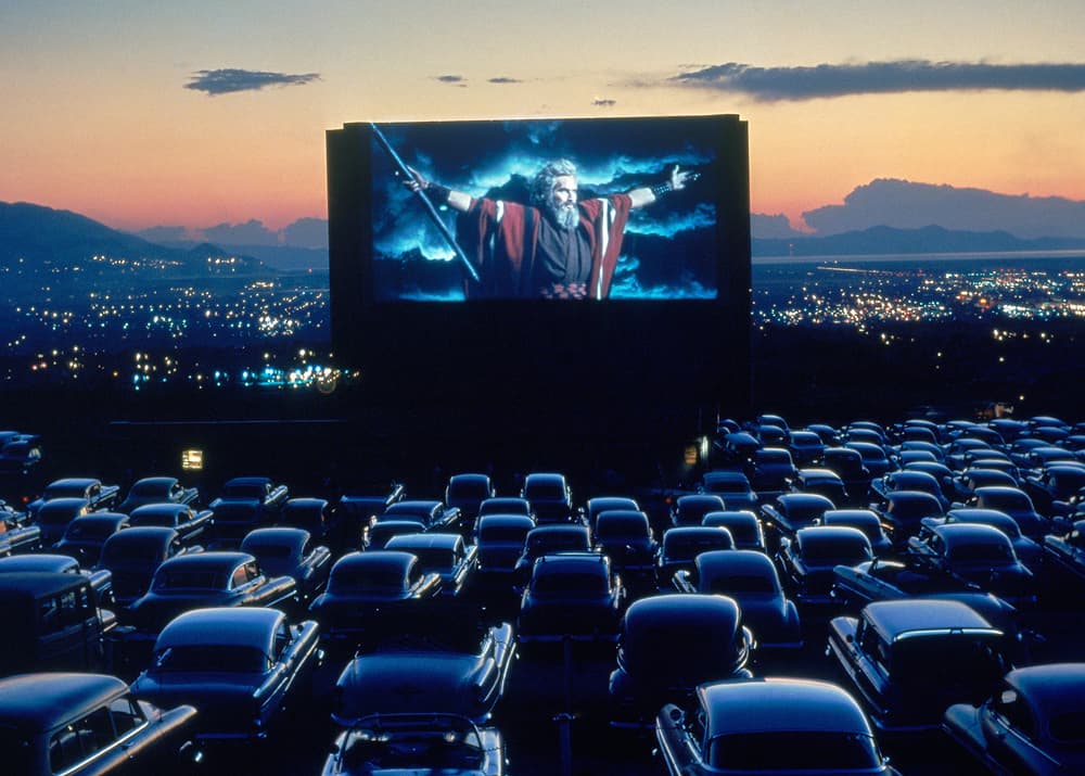 Уличный кинотеатр для автомобилистов - отличная идея досуга