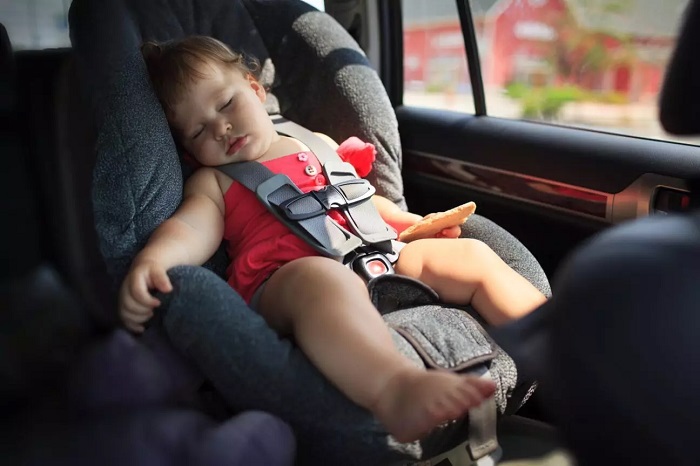 Подорож автомобілем з дитиною: важливі поради для комфортної подорожі